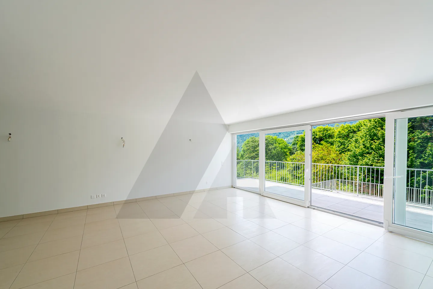 NEW AND MODERN VILLA IN LUGANO - Photo 2 of 14