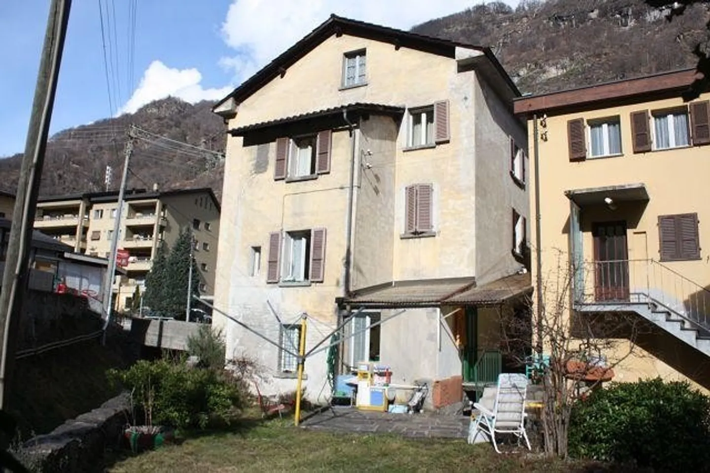 3-Familienhaus mit Gartensitzplatz / casa di 3 appartamenti con giardino - Foto 1 von 13
