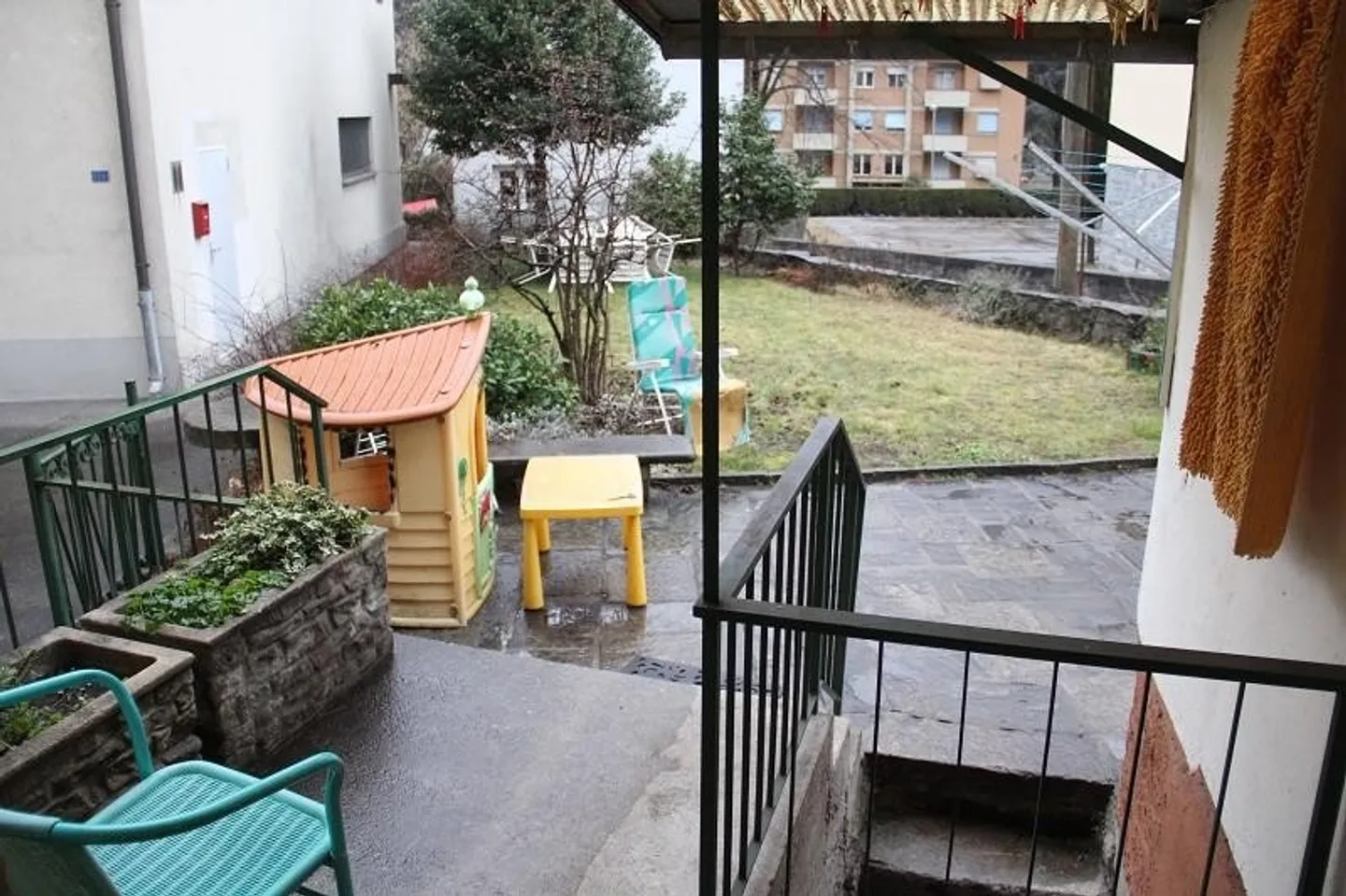 3-Familienhaus mit Gartensitzplatz / casa di 3 appartamenti con giardino - Foto 11 von 13