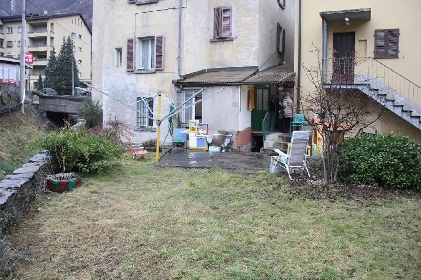 3-Familienhaus mit Gartensitzplatz / casa di 3 appartamenti con giardino - Foto 12 von 13