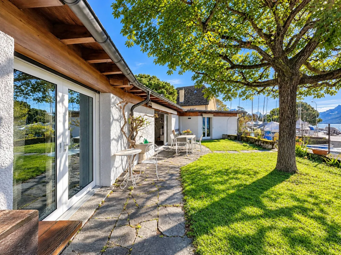 Lakeside Family Home in La Tour-de-Peilz - Photo 3 of 13