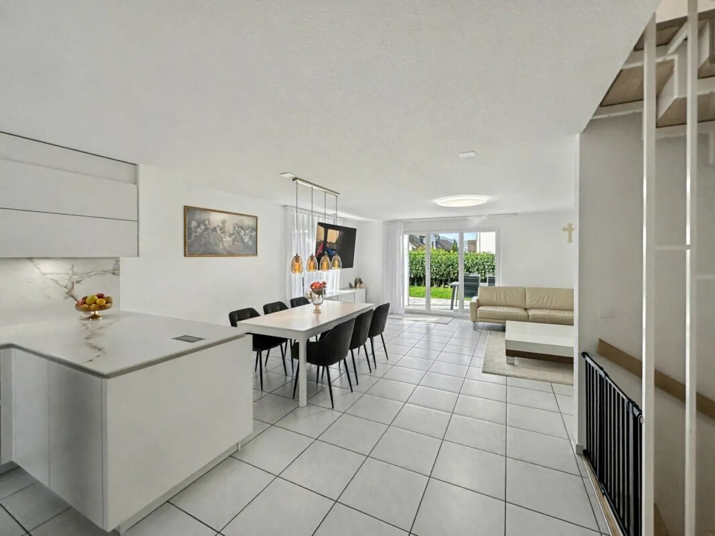 ELEGANT - SPACIOUS - VERSATILE - Photo 2 of 14