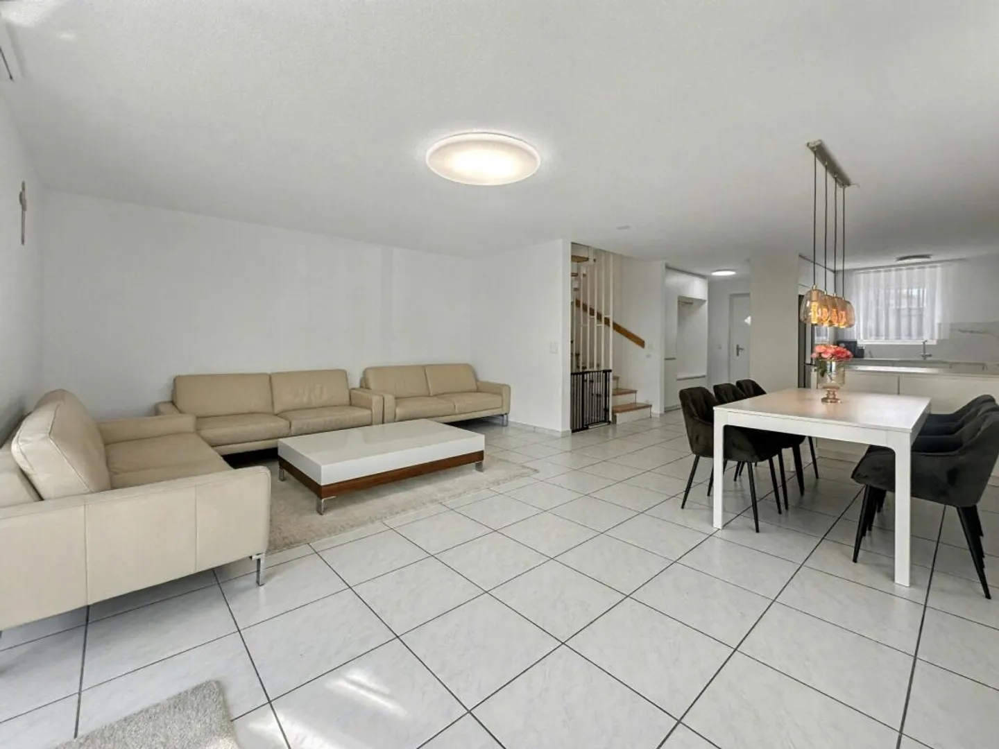 ELEGANT - SPACIOUS - VERSATILE - Photo 3 of 14