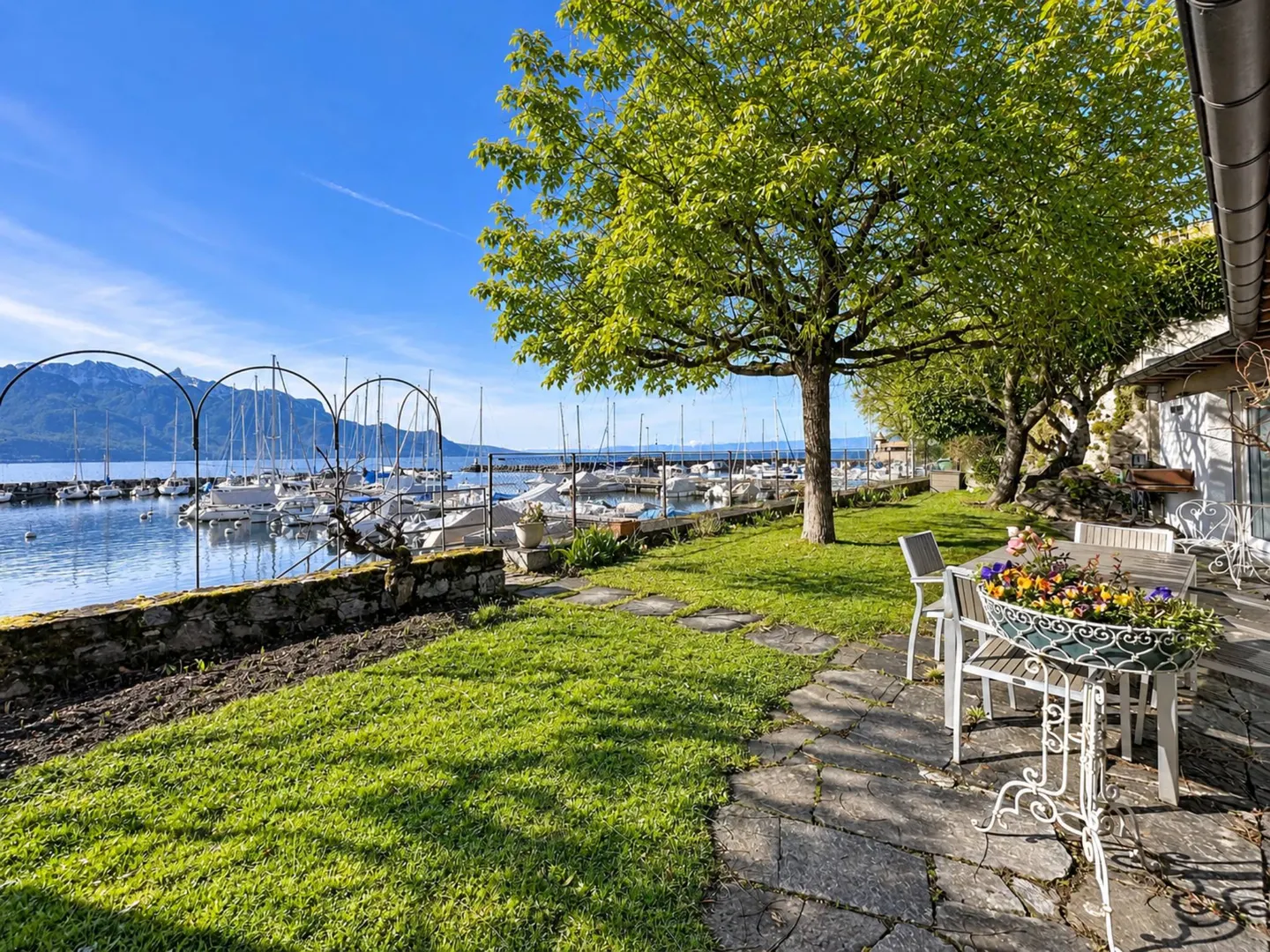 Lakeside Family Home in La Tour-de-Peilz - Photo 12 of 13