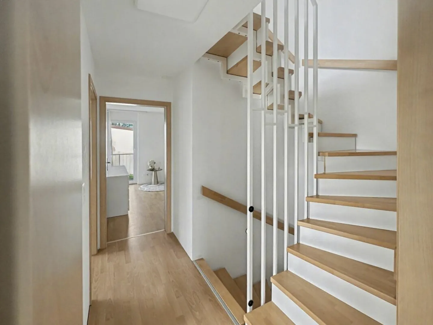 ELEGANT - SPACIOUS - VERSATILE - Photo 9 of 14