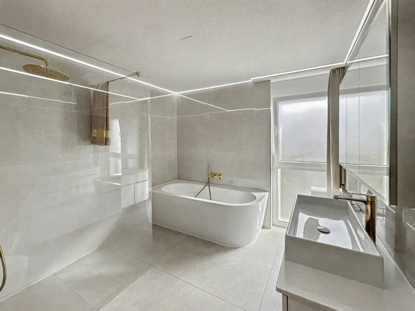 ELEGANT - SPACIOUS - VERSATILE - Photo 7 of 14