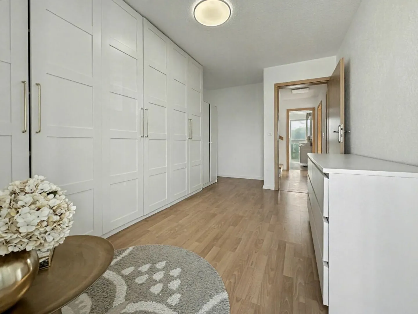 ELEGANT - SPACIOUS - VERSATILE - Photo 8 of 14