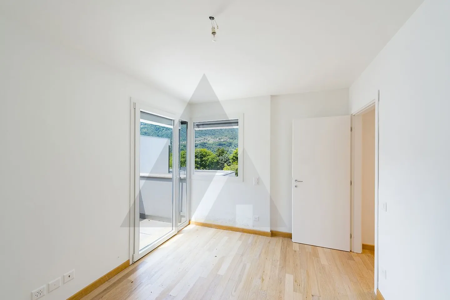 NEW AND MODERN VILLA IN LUGANO - Photo 8 of 14