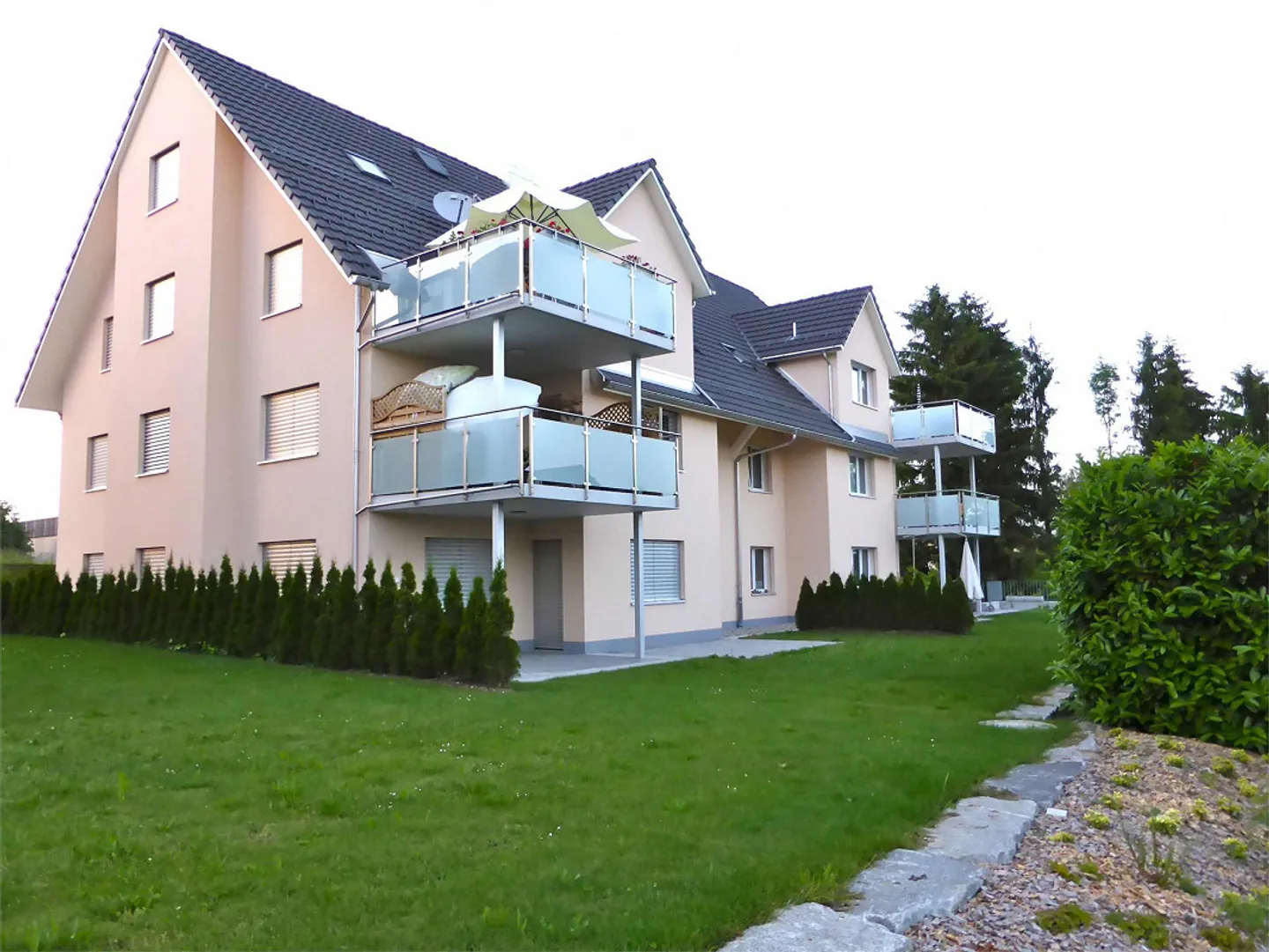 Exclusive 4 1/2 Room Ground Floor Apartment - Photo 1 of 17