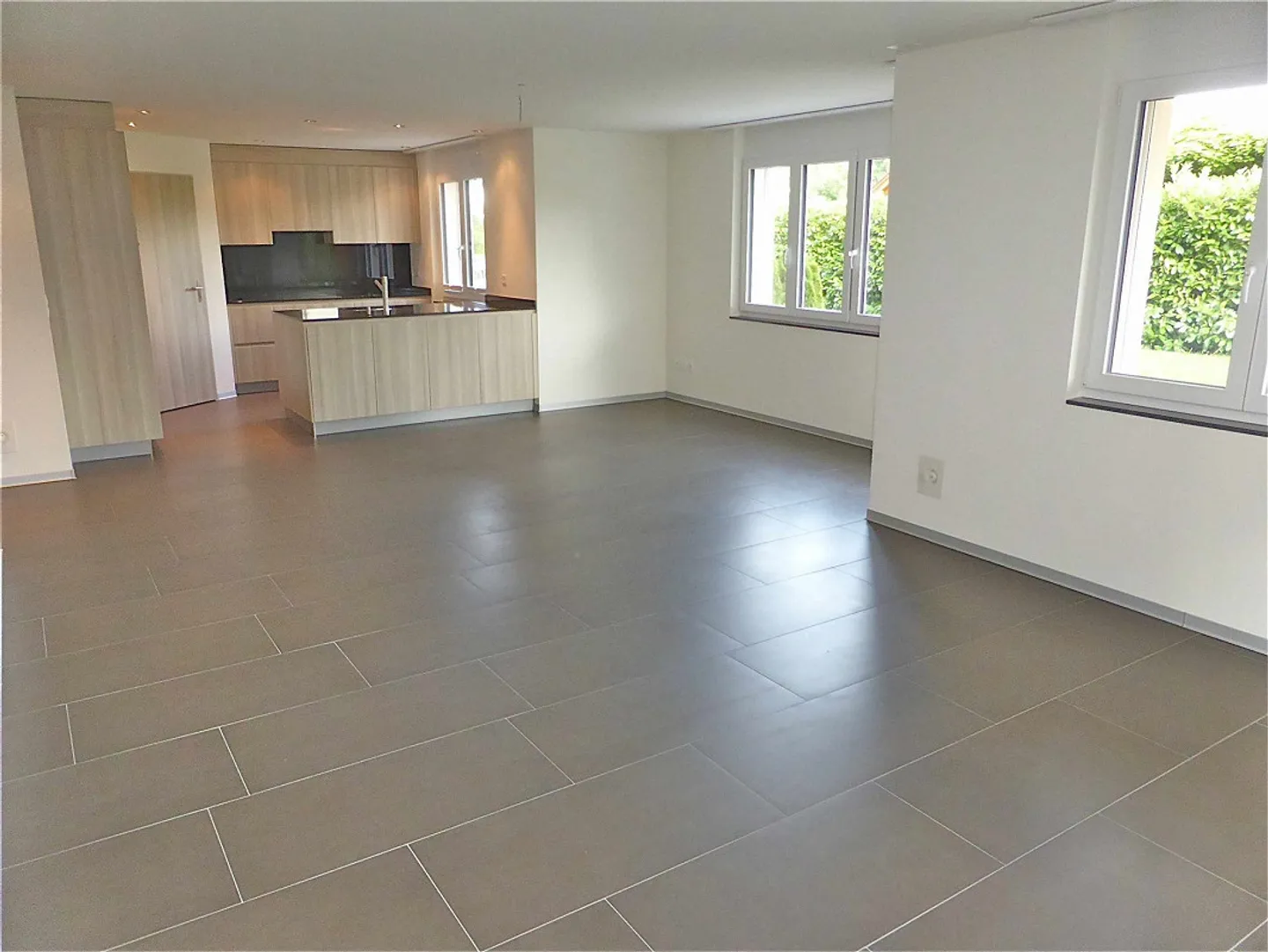 Exclusive 4 1/2 Room Ground Floor Apartment - Photo 2 of 17