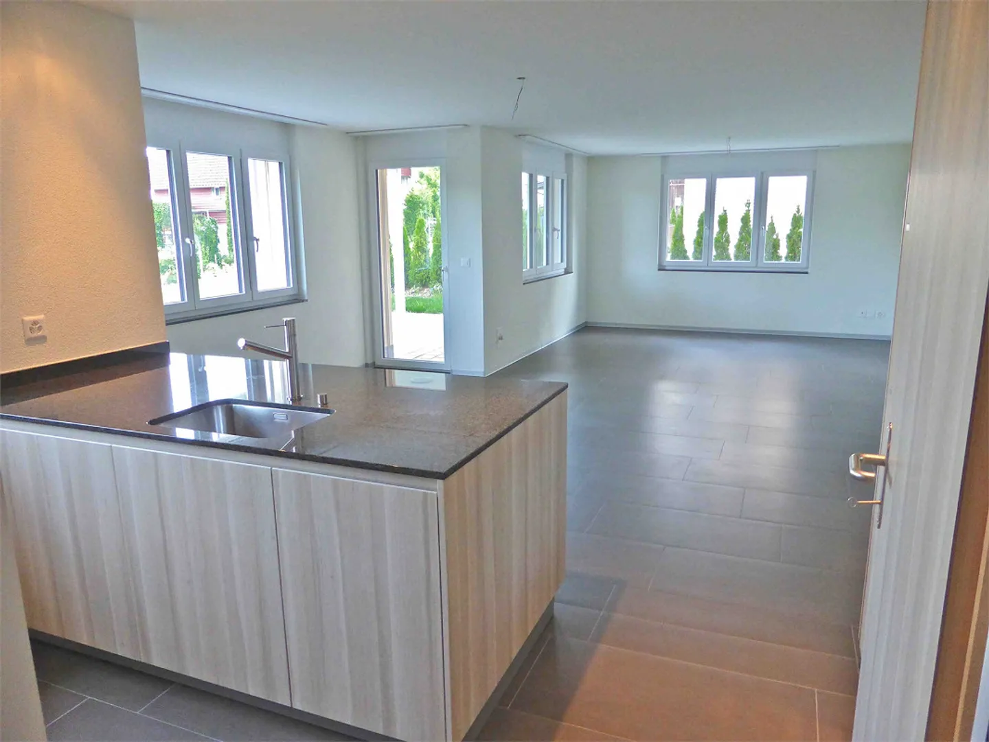 Exclusive 4 1/2 Room Ground Floor Apartment - Photo 5 of 17