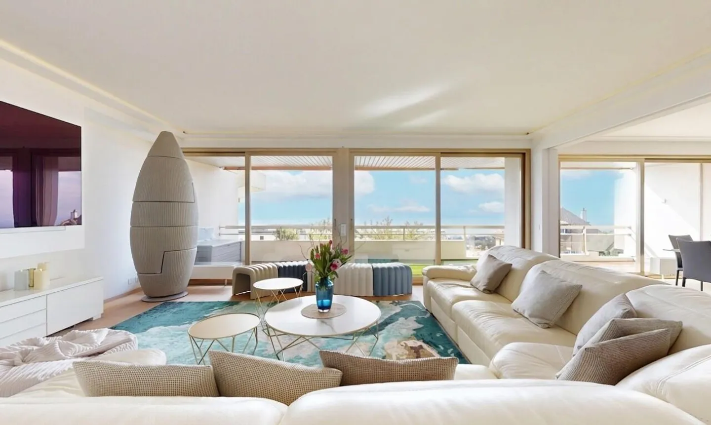 Spacious Apartment with Lake View - Photo 4 of 11