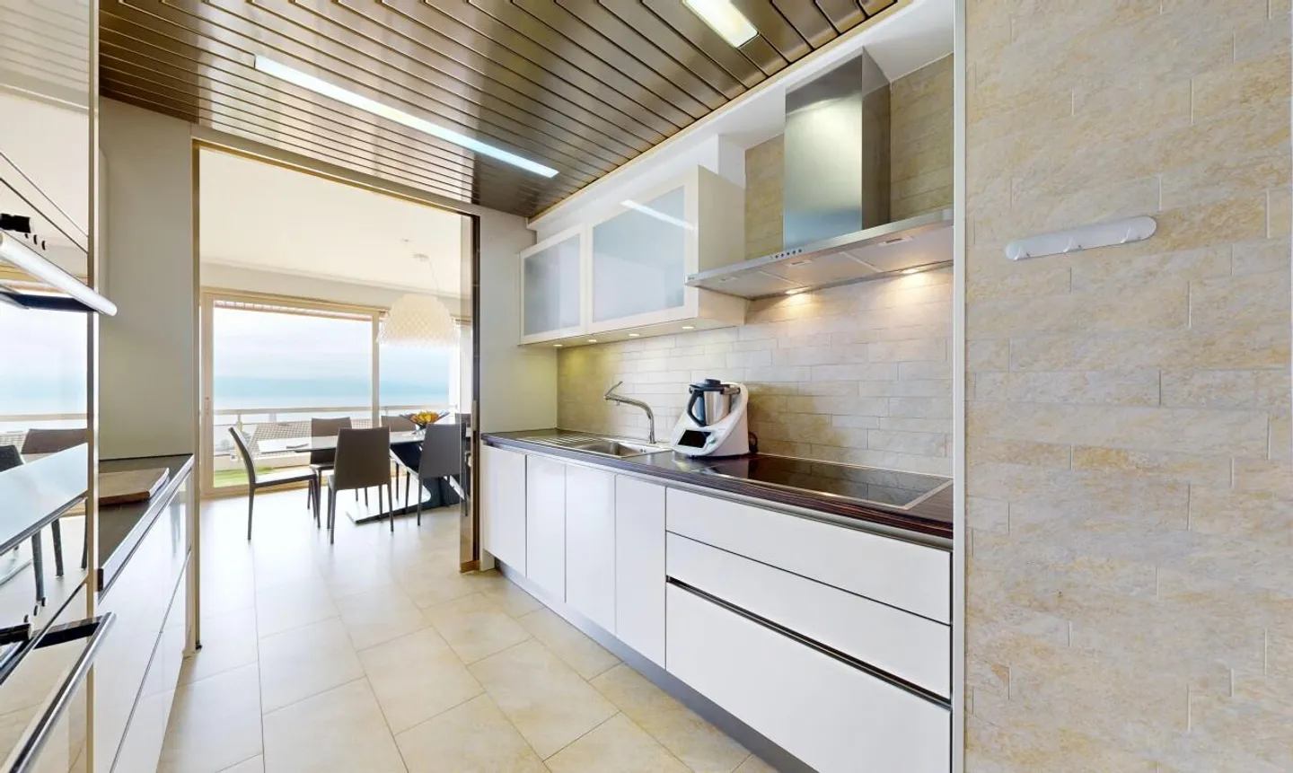 Spacious Apartment with Lake View - Photo 10 of 11