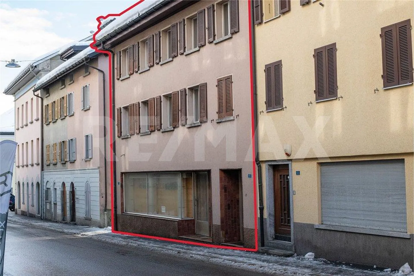 Maison avec 3 appartements et magasin - Photo 1 sur 13