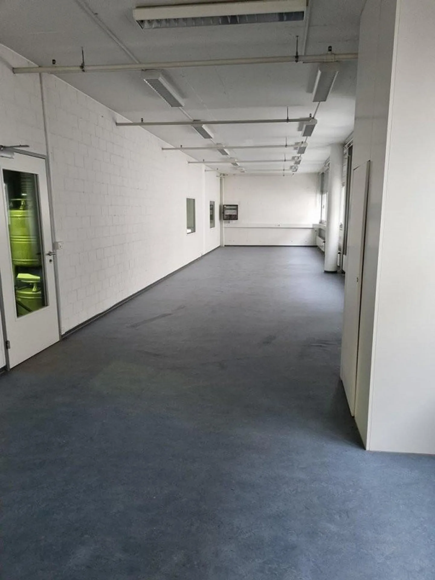 Your office in the industrial area of Kloten - Photo 1 of 2