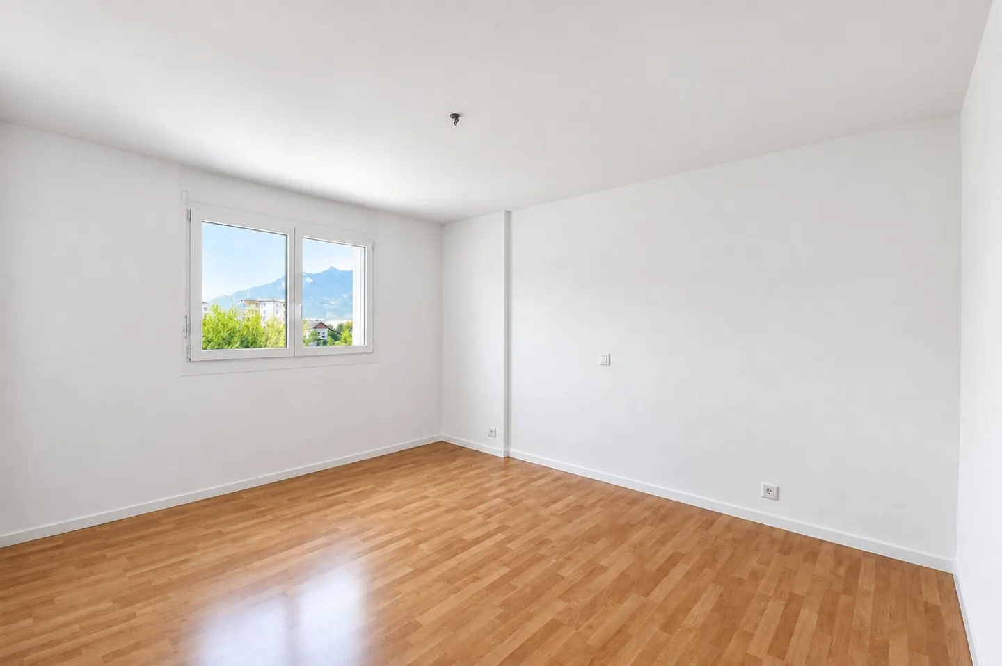Charming 2.5 Room Apartment - Photo 4 of 8