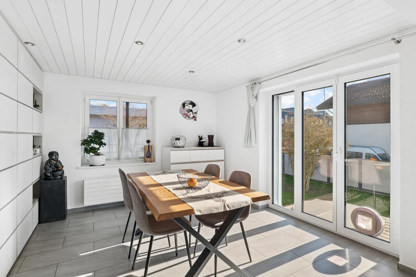 Casa familiare ristrutturata a Lyss - Foto 8 di 15