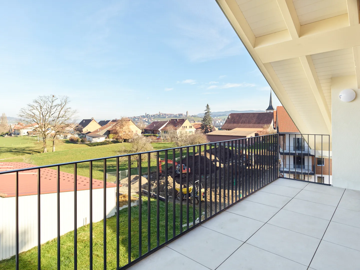 Neue 2.5-Zimmer-Wohnung mit großem Balkon in Billens - Photo 1 of 5