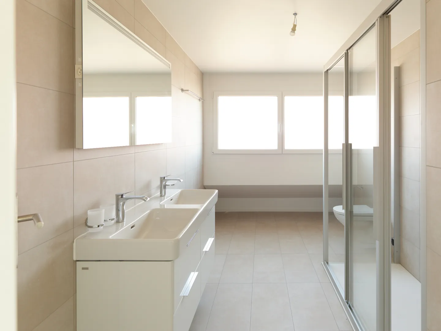 Neue 2.5-Zimmer-Wohnung mit großem Balkon in Billens - Photo 3 of 5