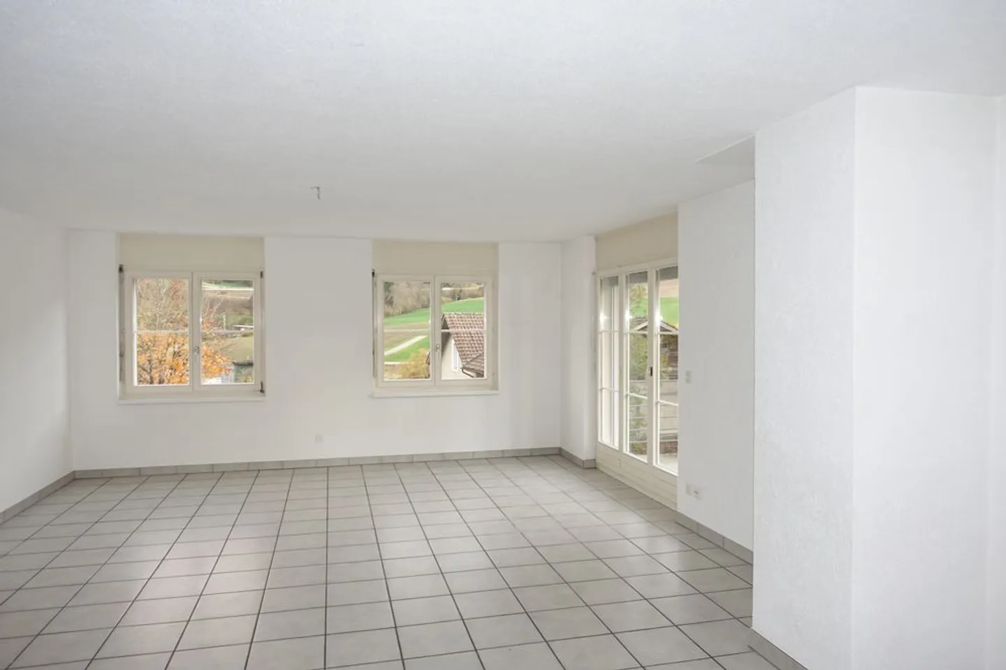 Court - Appartement 4.5 pièces avec balcon et garage - Photo 2 sur 10