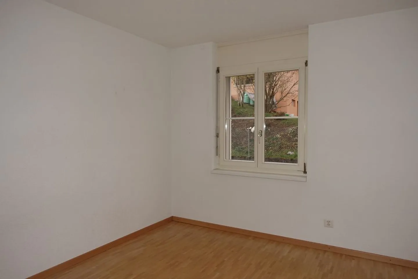 Court - Appartement 4.5 pièces avec balcon et garage - Photo 4 sur 10