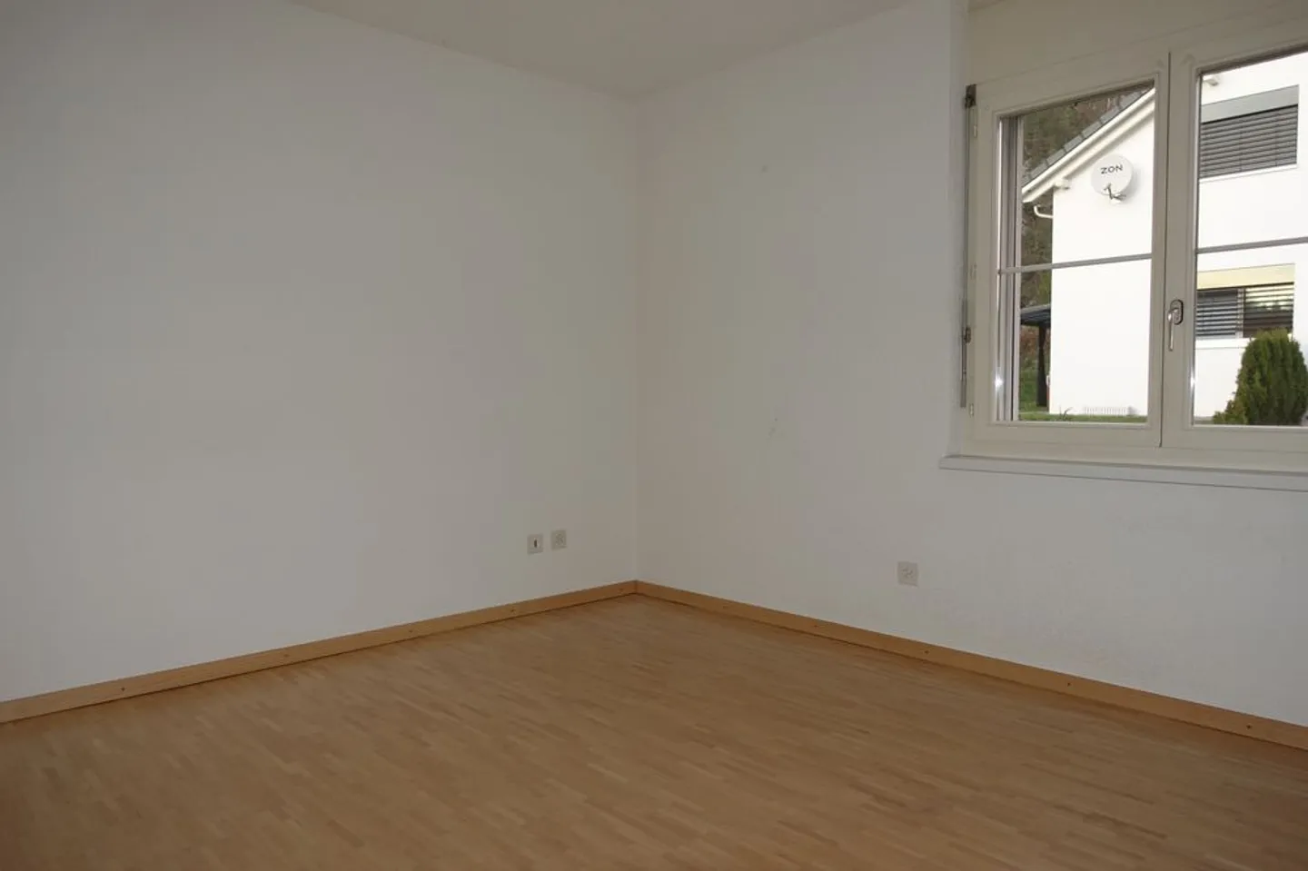 Court - Appartement 4.5 pièces avec balcon et garage - Photo 5 sur 10