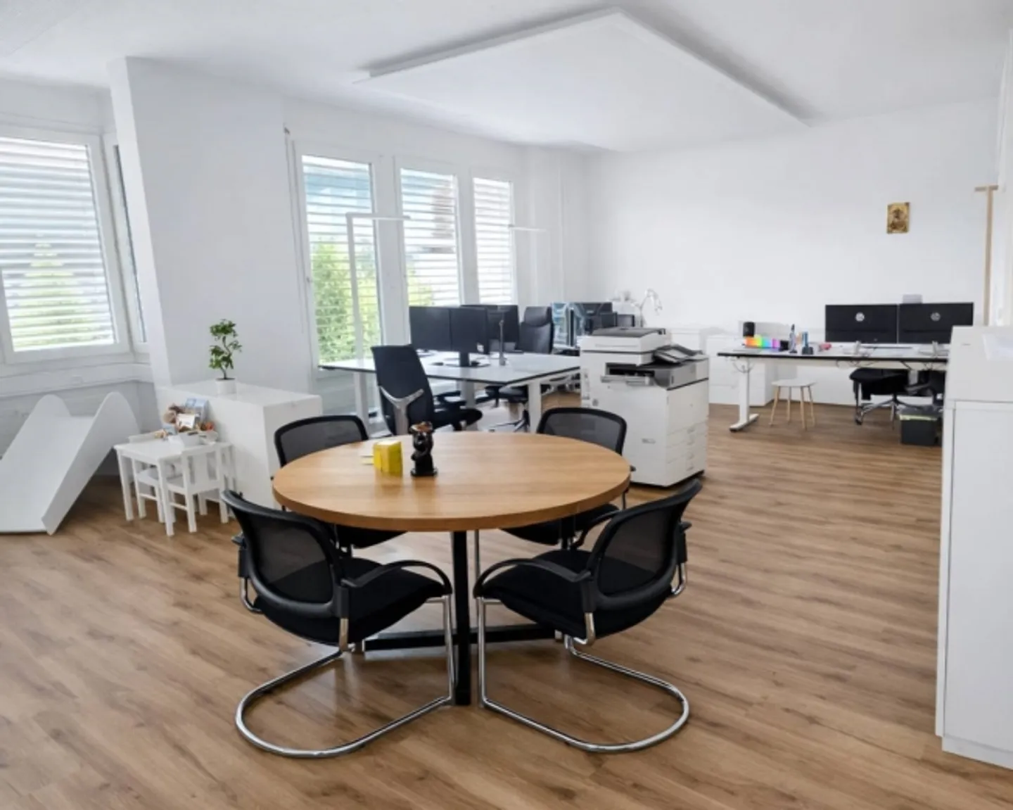 Espace de bureau attrayant au 3ème étage - lumineux, calme et polyvalent - Photo 1 sur 4