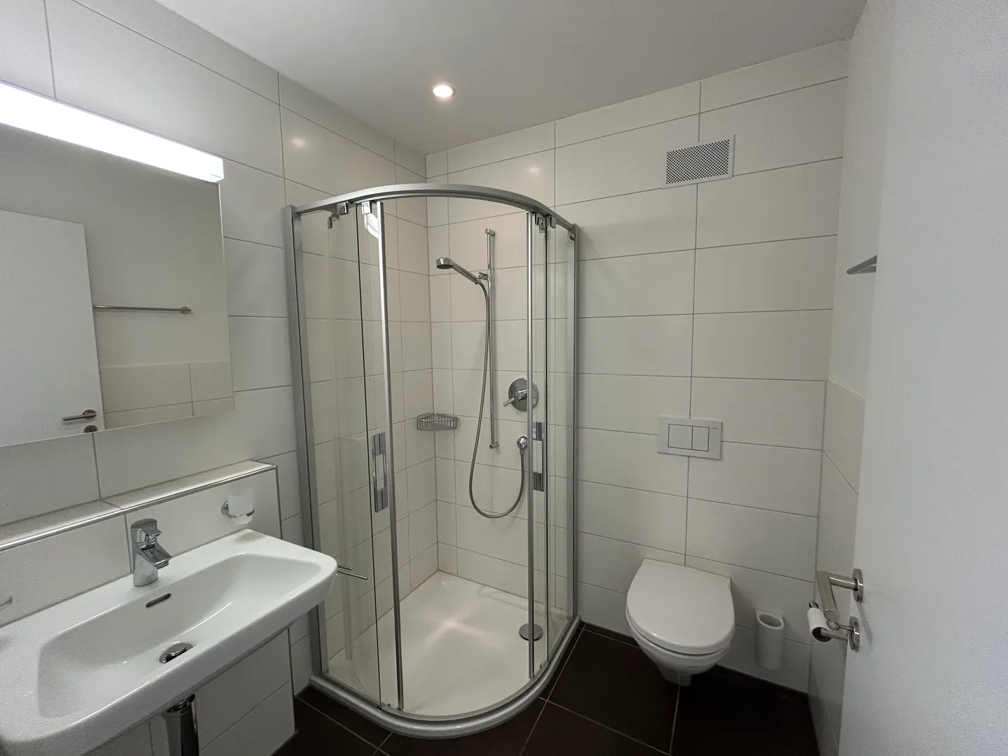 Vivre avec vue - Appartement lumineux de 5,5 pièces dans une zone de loisirs - Photo 5 sur 10