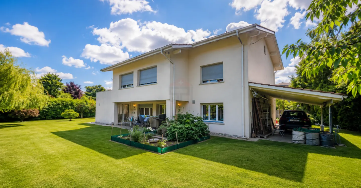 Élégante villa familiale avec grand jardin plat et fort potentiel à Founex - Photo 1 of 13