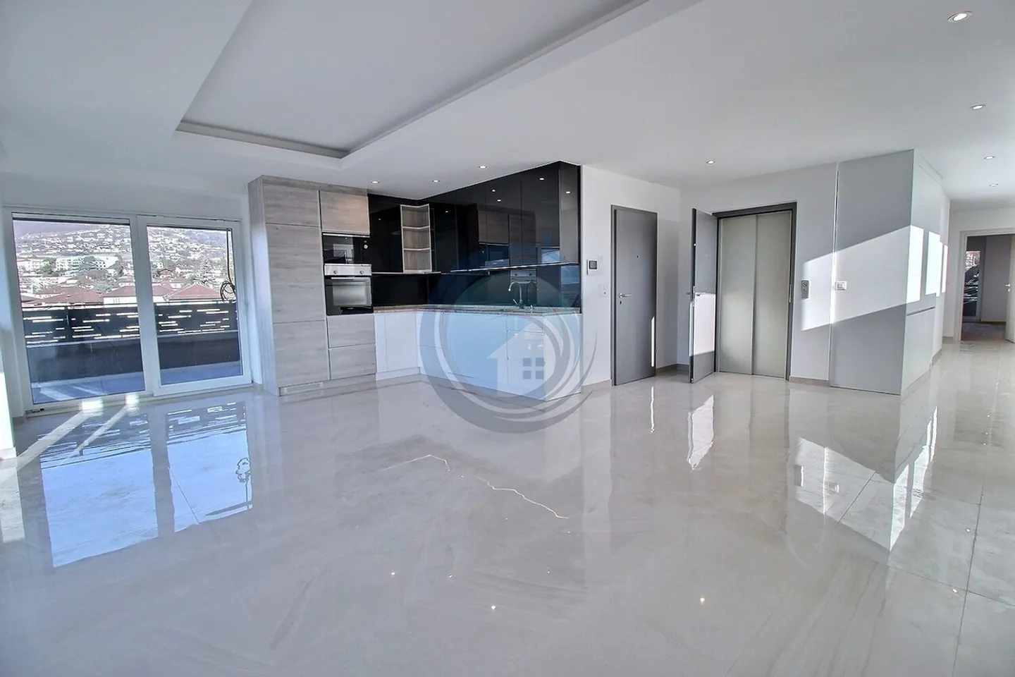 MAGNIFICO APPARTAMENTO DI ALTA QUALITÀ CON 4,5 STANZE E BALCONI - Foto 2 di 15