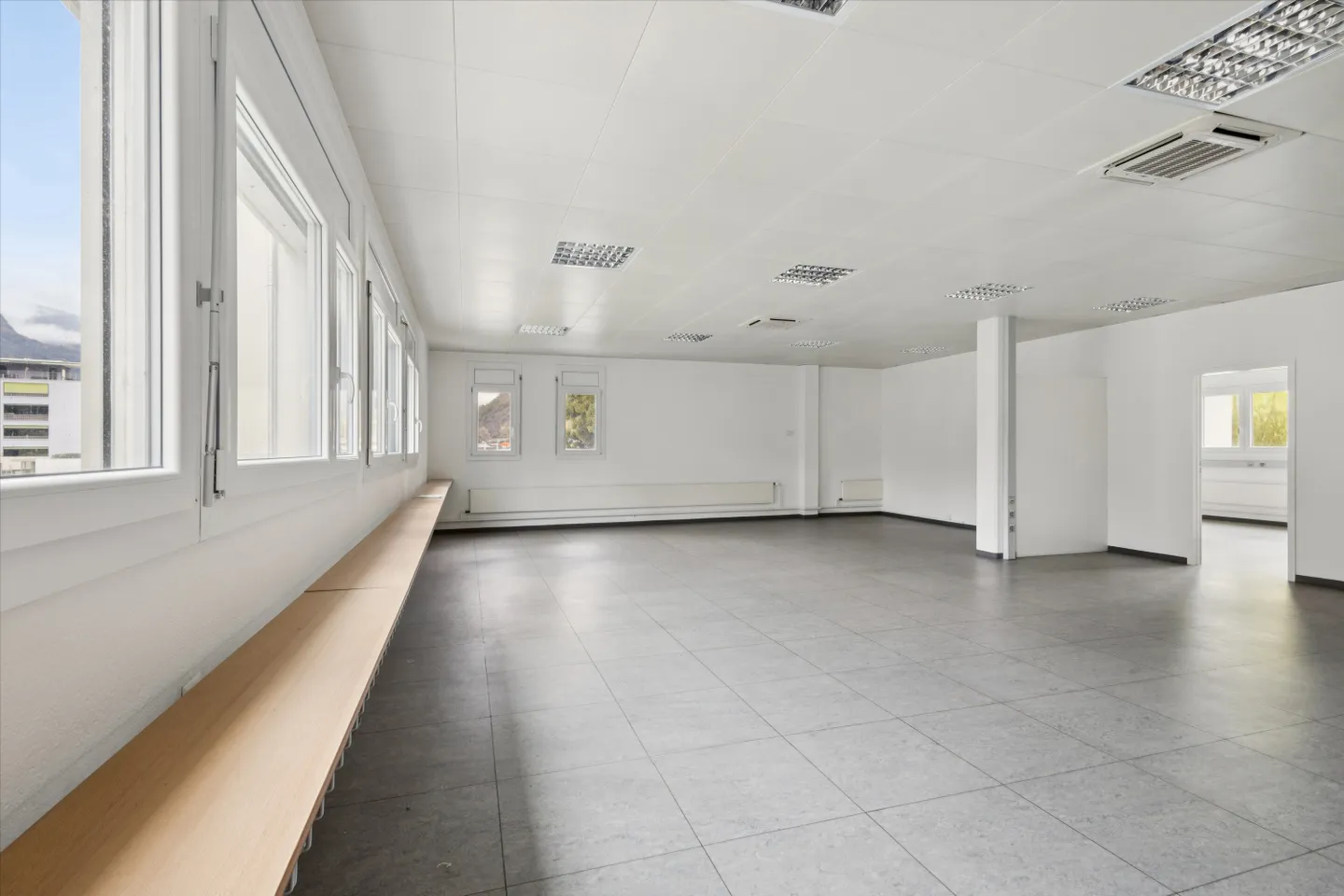 Geräumiger Büroraum Nähe A2/A13 - Foto 6 von 13