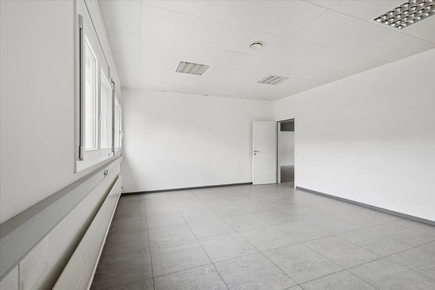 Geräumiger Büroraum Nähe A2/A13 - Foto 8 von 13
