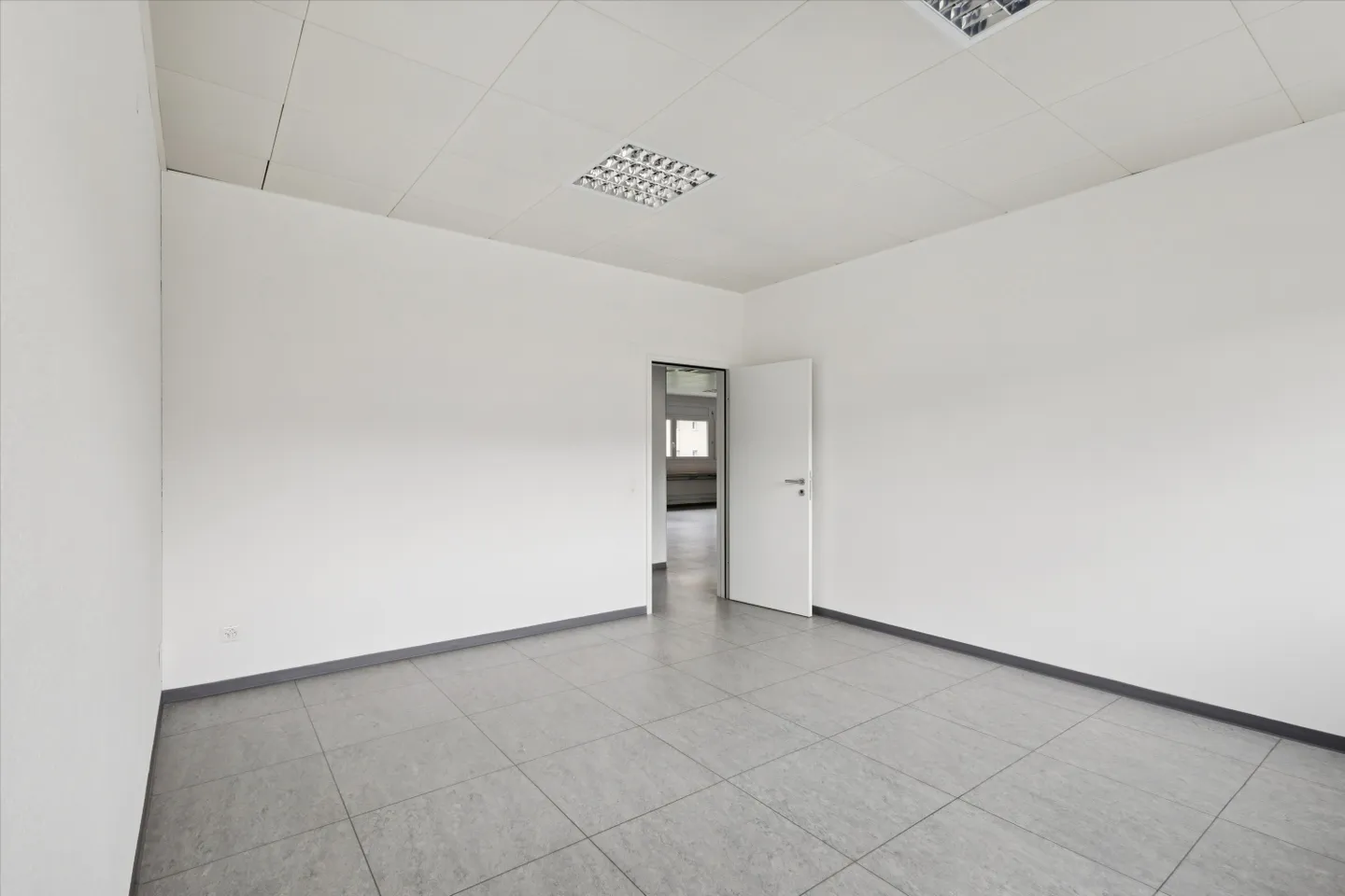 Geräumiger Büroraum Nähe A2/A13 - Foto 10 von 13