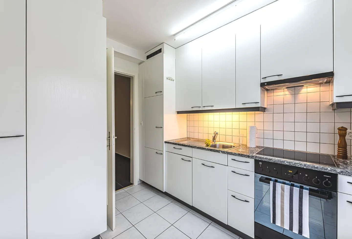 Spacious 4-Room Apartment - Photo 2 of 5