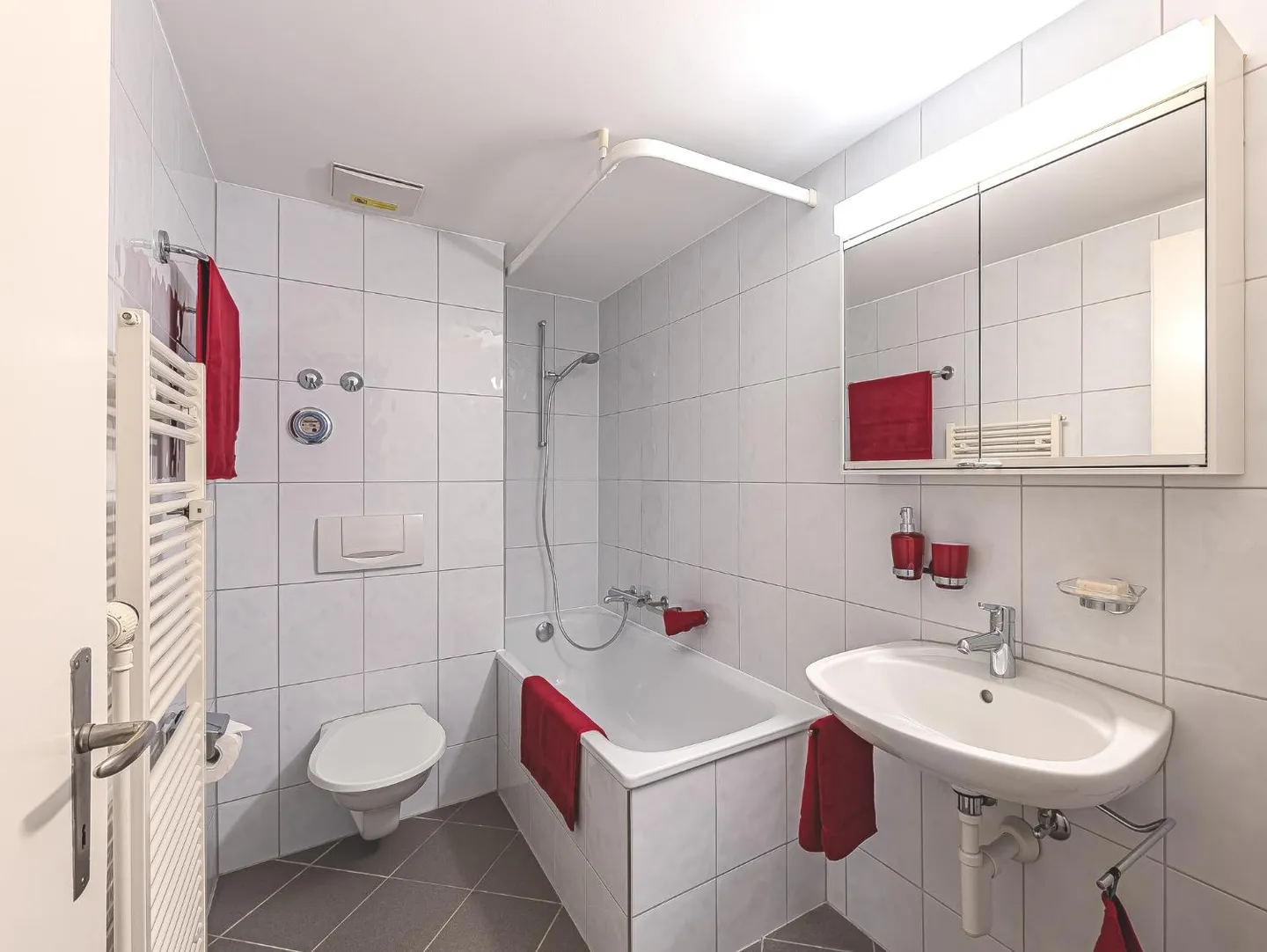 Spacious 4-Room Apartment - Photo 3 of 5