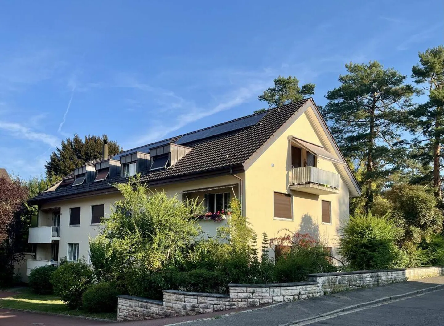 Charmante - 4-Zimmer-Dachgeschosswohnung in Riehen - Foto 1 von 6