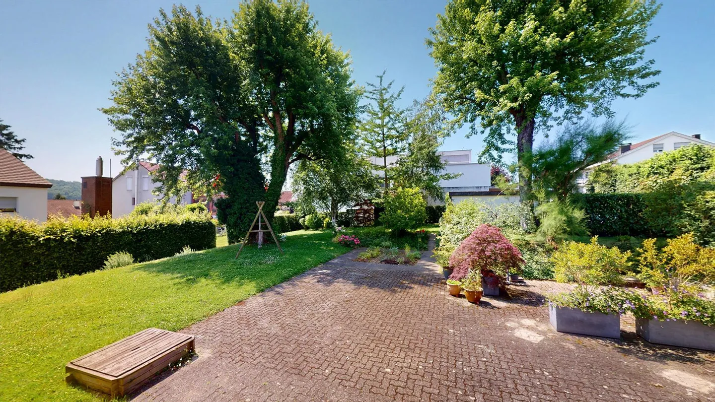 Appartamento affascinante con 4 camere nella migliore posizione di Oberwil - Foto 1 di 14