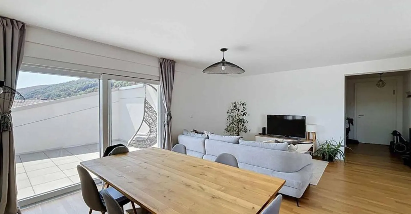 Penthouse apartment with 4.5 rooms between light and serenity - Photo 1 of 10
