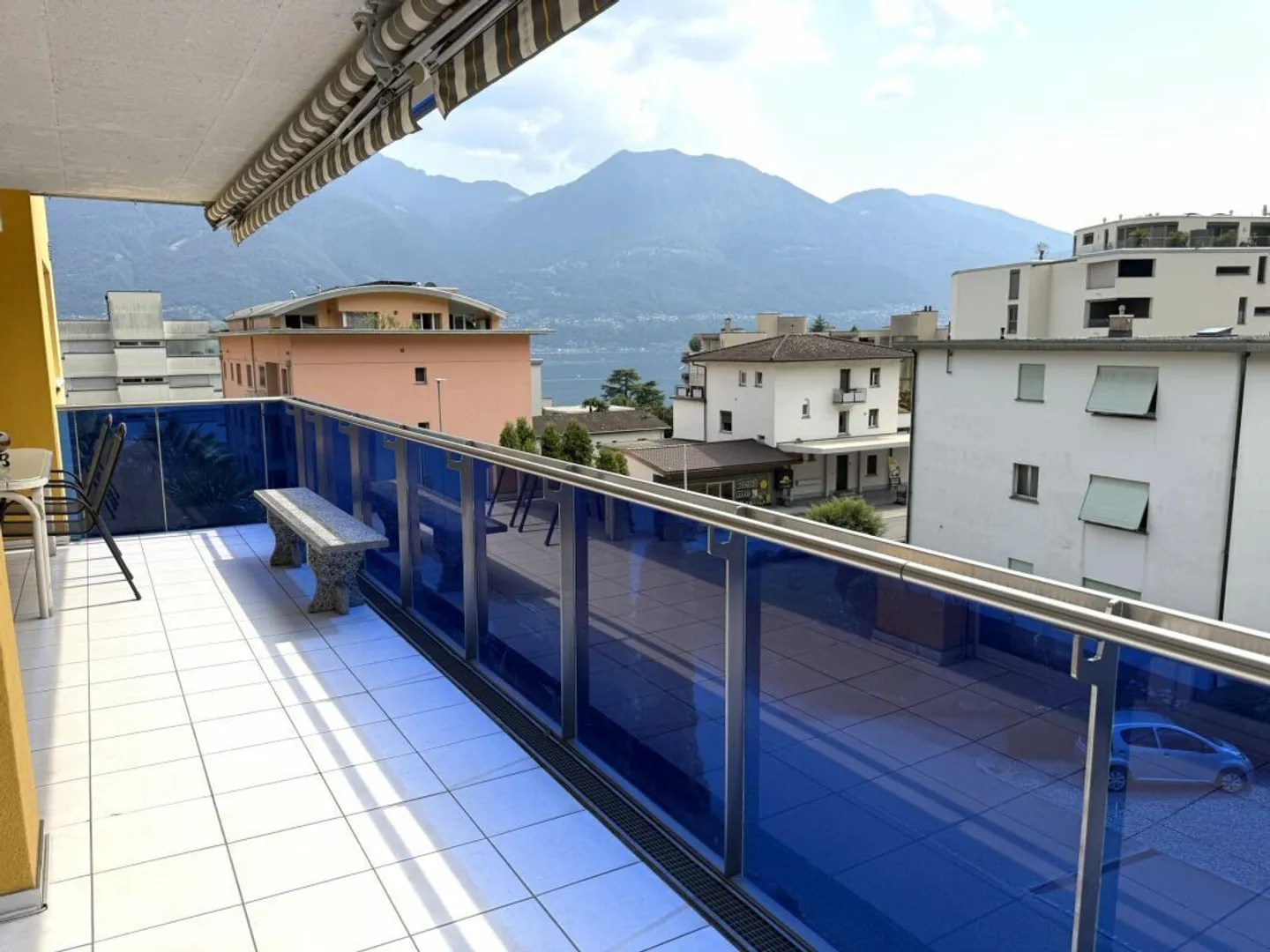 Appartement Charmant avec Vue sur le Lac - Photo 2 sur 11