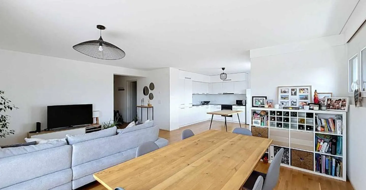 Penthouse apartment with 4.5 rooms between light and serenity - Photo 2 of 10