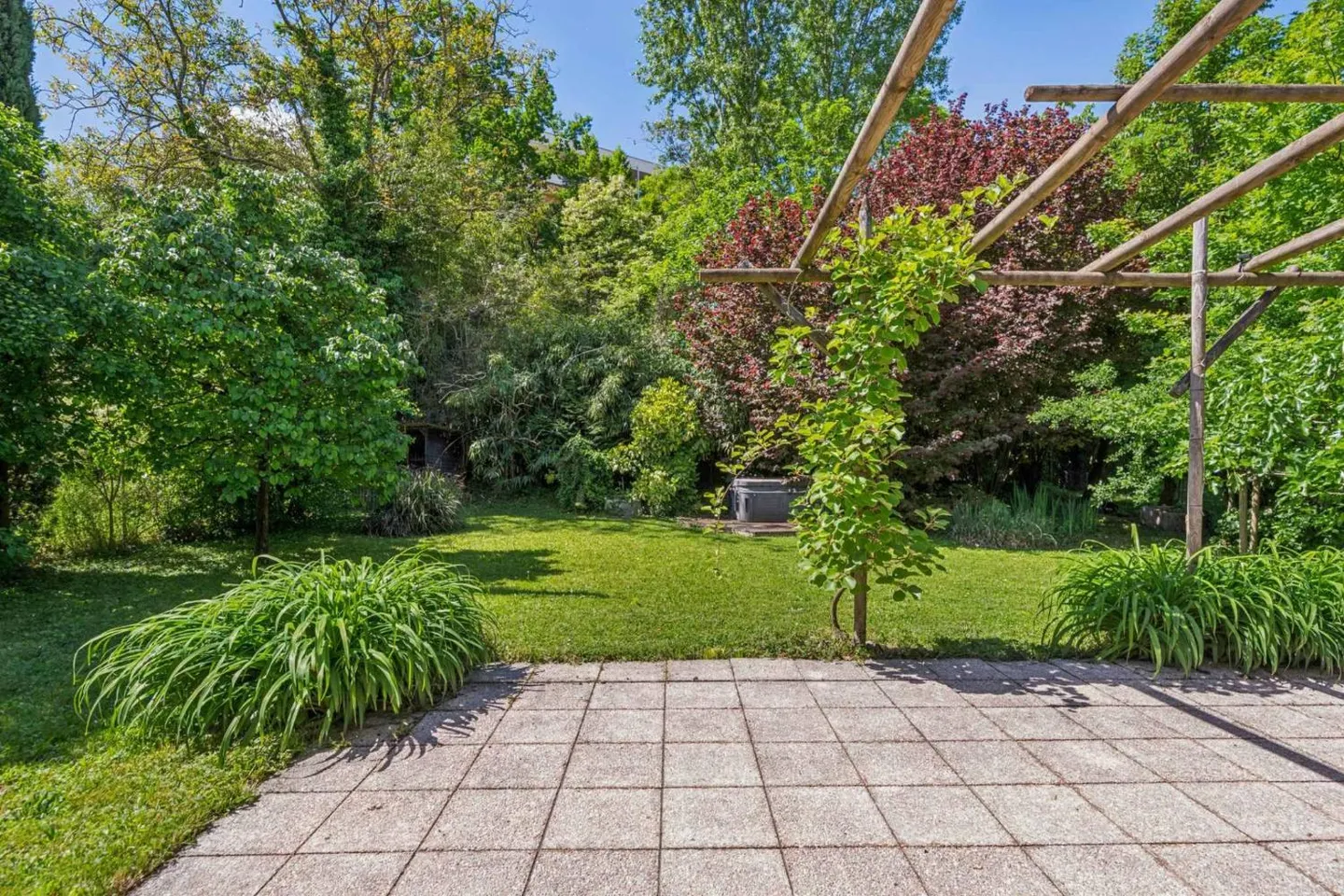 Exclusive Charming Family Villa on One Level in Absolute Calm - Photo 8 of 10