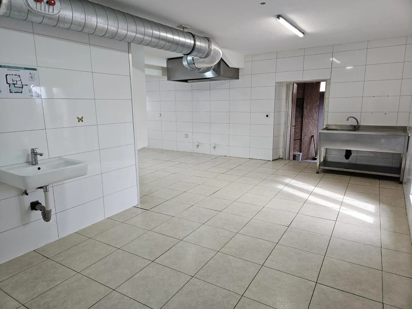 Mixed-use building 2 rooms - Photo 4 of 9