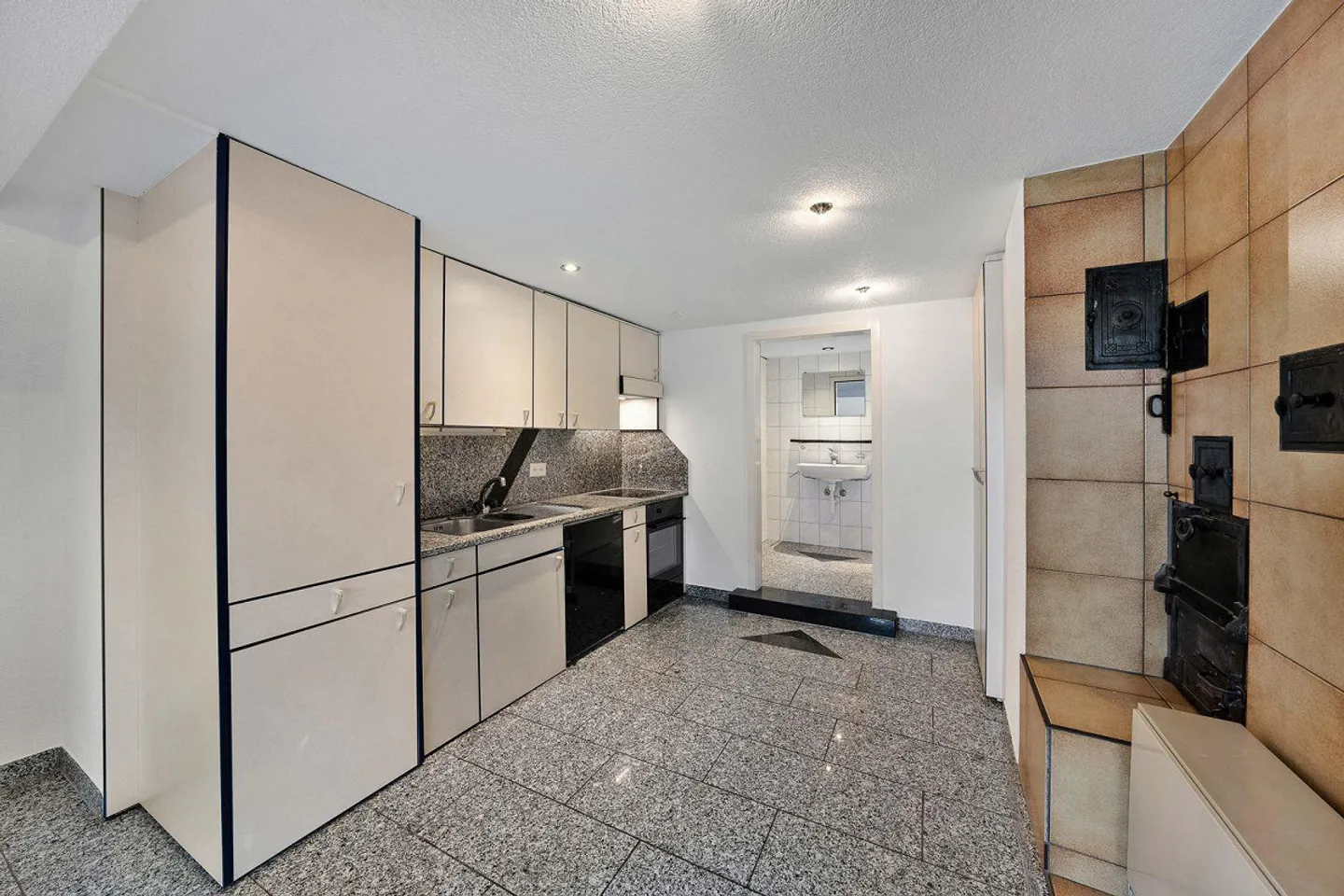 2.5 Room Apartment - Photo 2 of 10