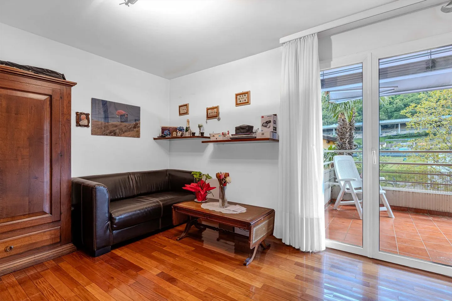 BRIGHT 5.5 ROOMS WITH 3 TERRACES IN RIVA SAN VITALE - Photo 5 of 10