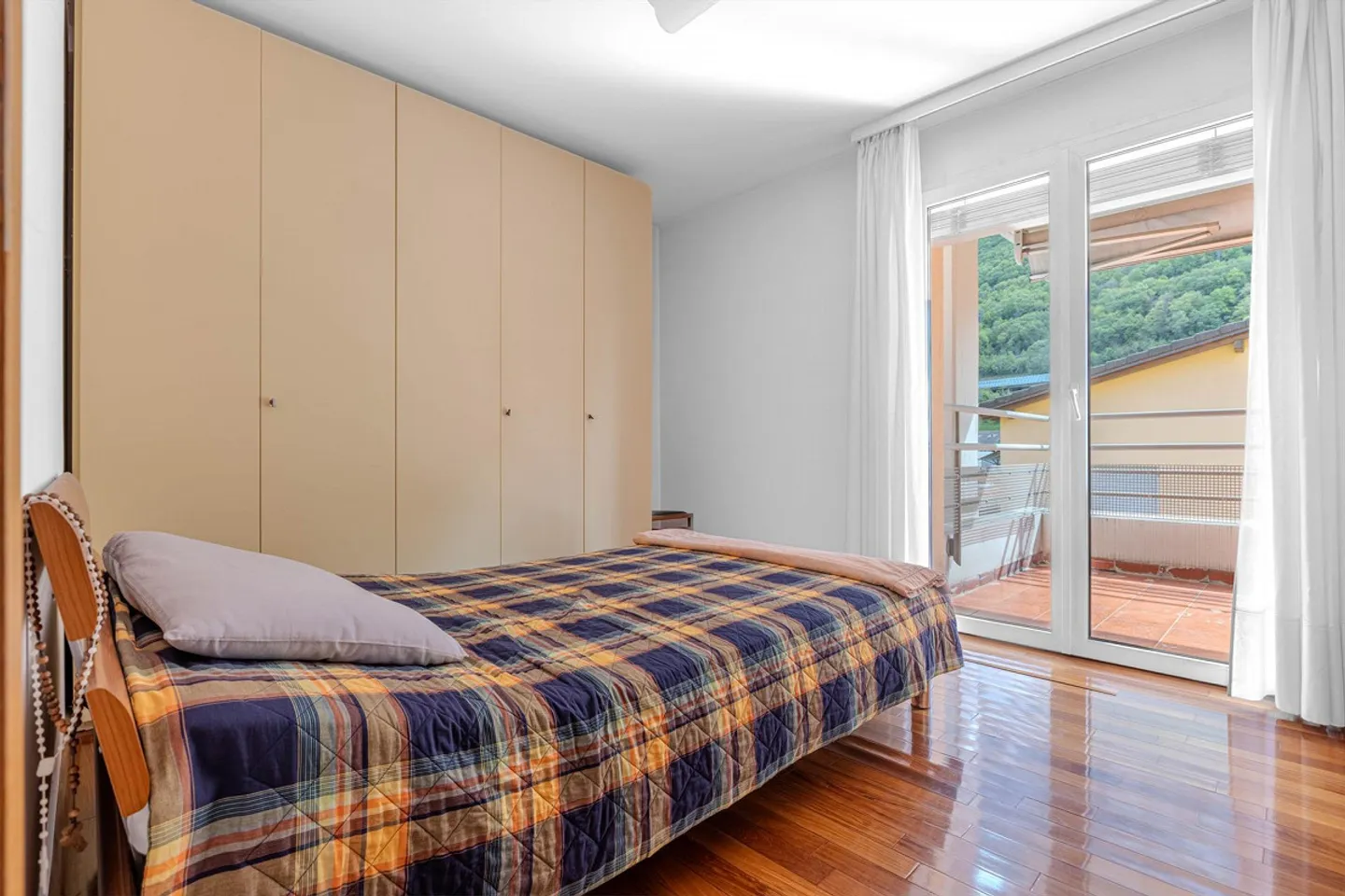 BRIGHT 5.5 ROOMS WITH 3 TERRACES IN RIVA SAN VITALE - Photo 7 of 10