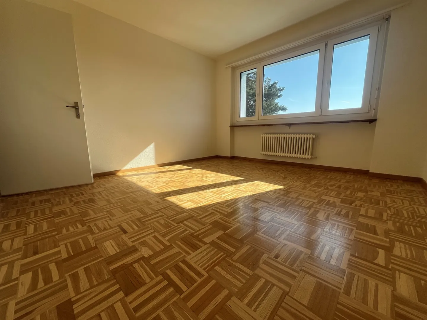 Freshly renovated, sunny apartment in an ideal location! - Photo 2 of 6