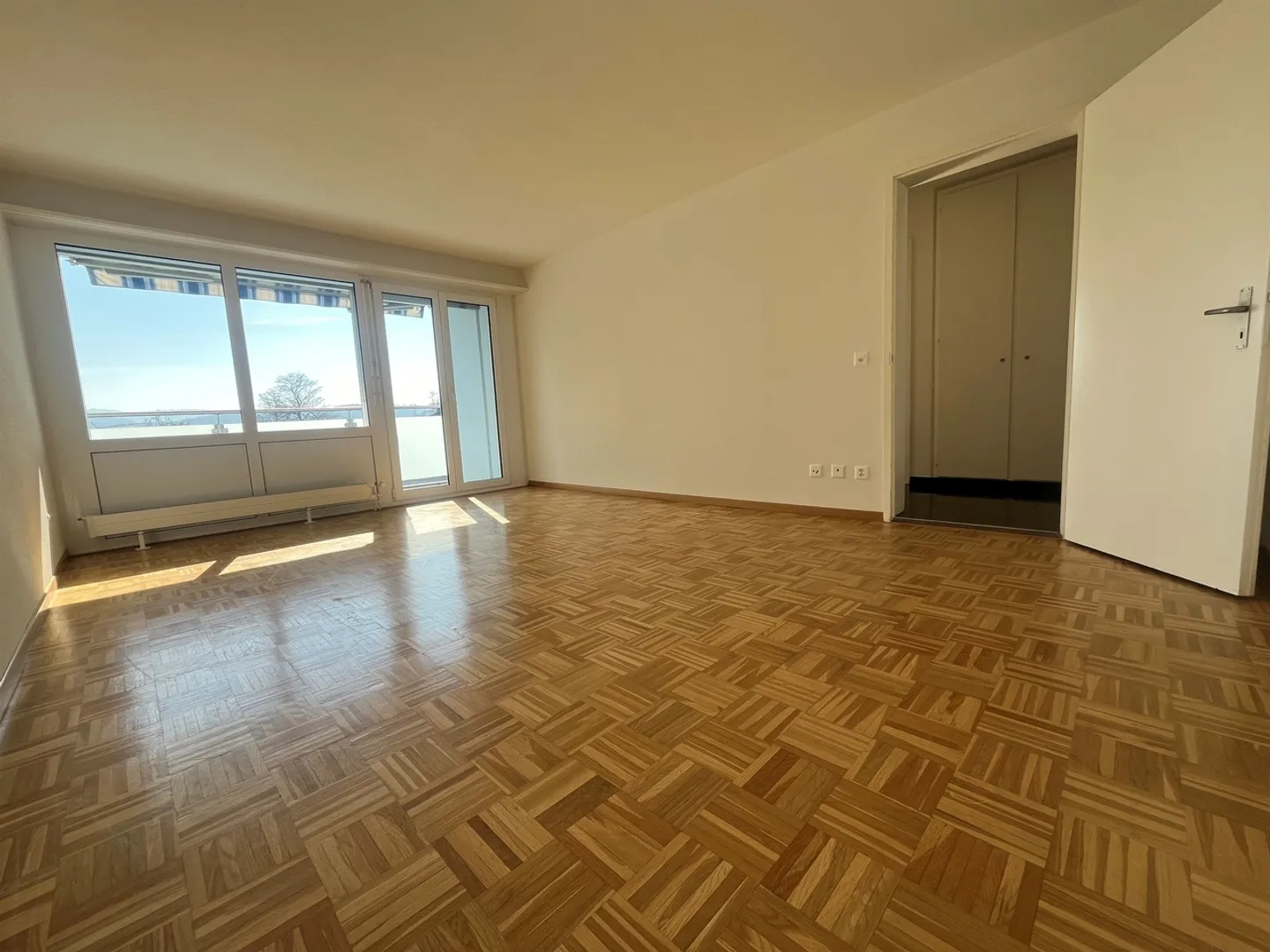 Freshly renovated, sunny apartment in an ideal location! - Photo 3 of 6