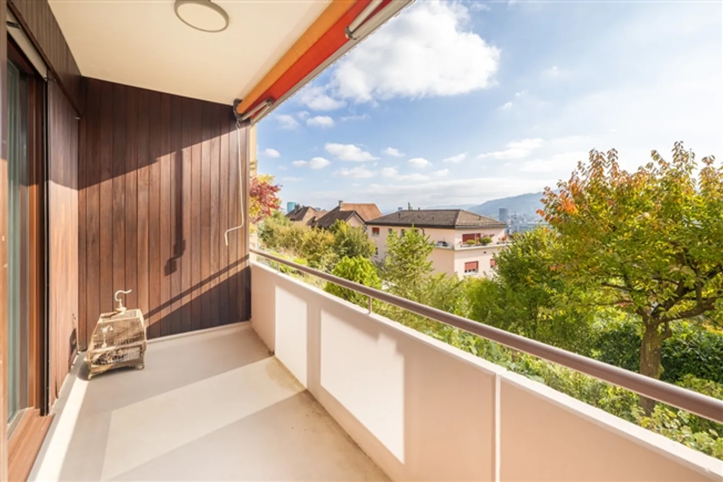 Residential pearl with smart home comfort in a fantastic location - Photo 8 of 13