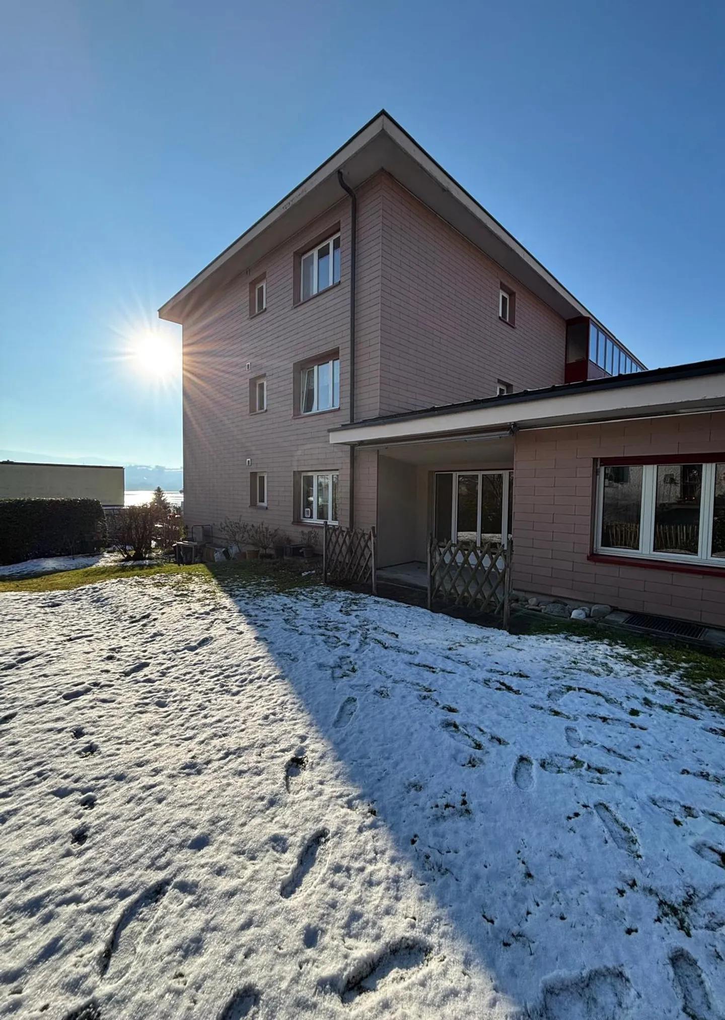 Charming 3-room apartment with lake view - Photo 1 of 10