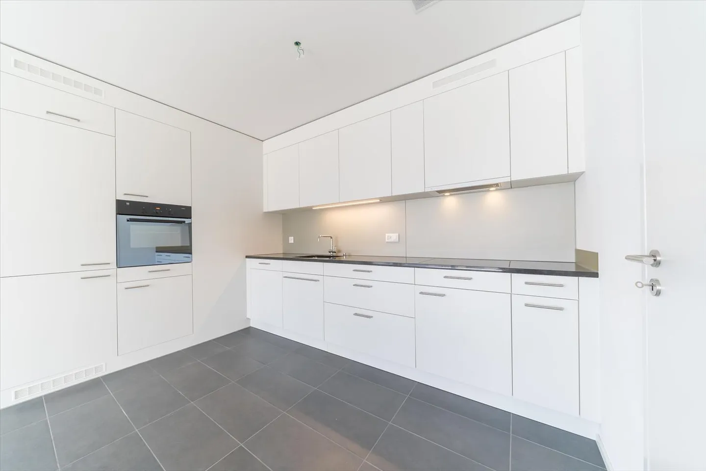 Modern apartment directly at the Suhr train station - Photo 3 of 6